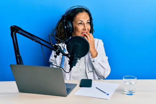 Radyo Stüdyosunda Çalışan Orta Yaşlı Güzel Bir Kadın Ağzı Tırnak — Stok fotoğraf