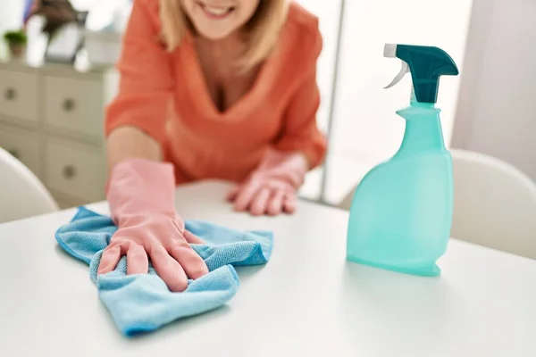 Mulher Meia Idade Sorrindo Limpeza Feliz Usando Difusor Pano Casa — Fotografia de Stock