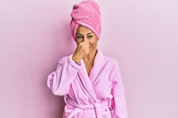 Hispanische Frau Mittleren Alters Mit Duschtuchmütze Und Bademantel Die Etwas — Stockfoto