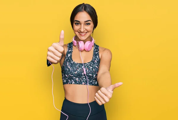 Hermosa Mujer Morena Vistiendo Ropa Gimnasio Usando Auriculares Aprobando Hacer — Foto de Stock