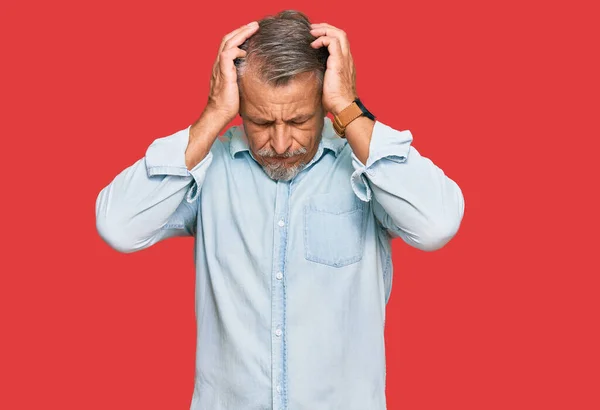 Uomo Mezza Età Dai Capelli Grigi Indossa Abiti Casual Che — Foto Stock