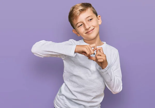 Pequeno Garoto Caucasiano Vestindo Roupas Casuais Sorrindo Amor Fazendo Forma — Fotografia de Stock