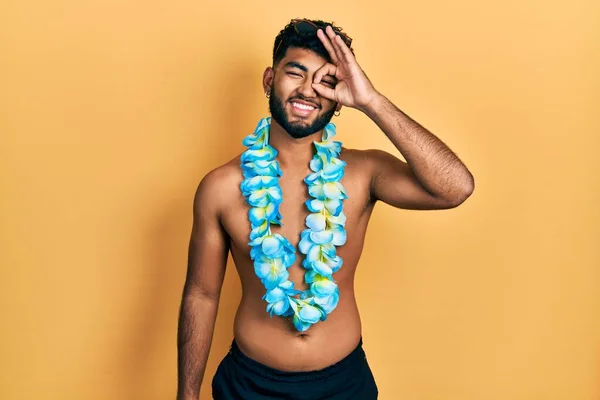 Hombre Árabe Con Barba Vistiendo Traje Baño Lei Hawaiano Sonriendo — Foto de Stock