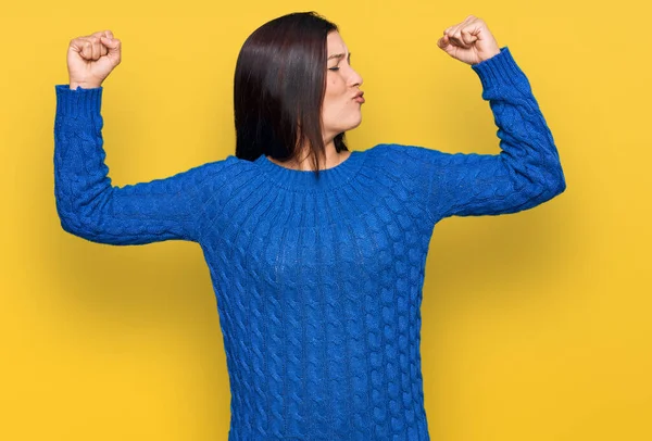 Mujer Hispana Joven Vestida Con Ropa Casual Mostrando Los Músculos —  Fotos de Stock