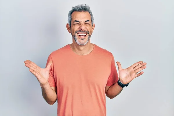 Bonito Homem Meia Idade Com Cabelos Grisalhos Vestindo Camiseta Casual — Fotografia de Stock