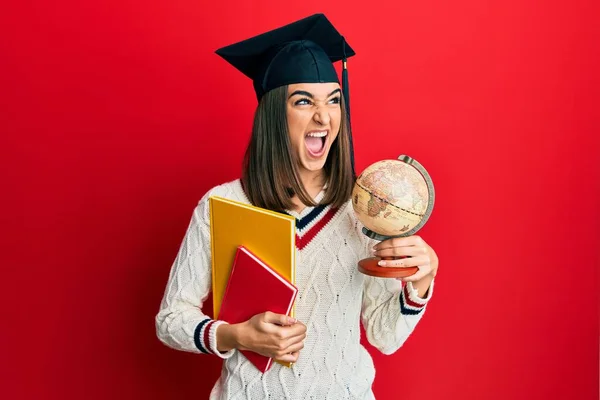 Giovane Ragazza Bruna Laureata Geografia Arrabbiato Pazzo Urlando Frustrato Furioso — Foto Stock