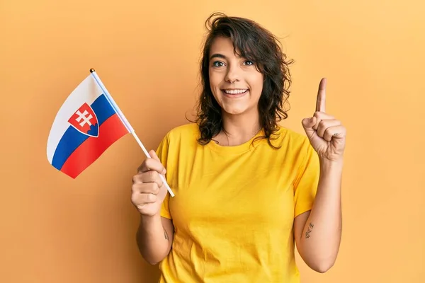 Jeune Femme Hispanique Tenant Drapeau Slovaque Souriant Avec Une Idée — Photo