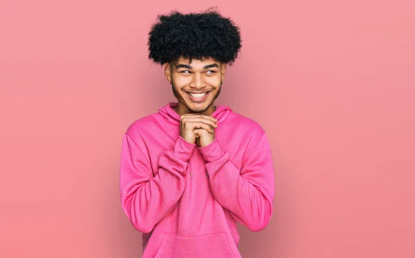 Молодой Африканский Американец Африканскими Волосами Одетый Обычную Розовую Толстовку Смеется — стоковое фото