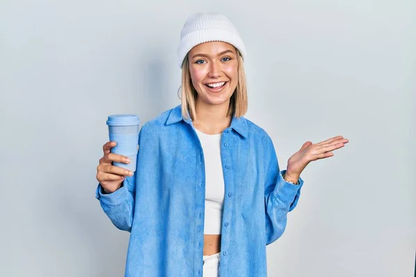 Güzel Sarışın Kadın Bir Fincan Kahve Içerek Başarıyı Kutluyor Mutlu — Stok fotoğraf