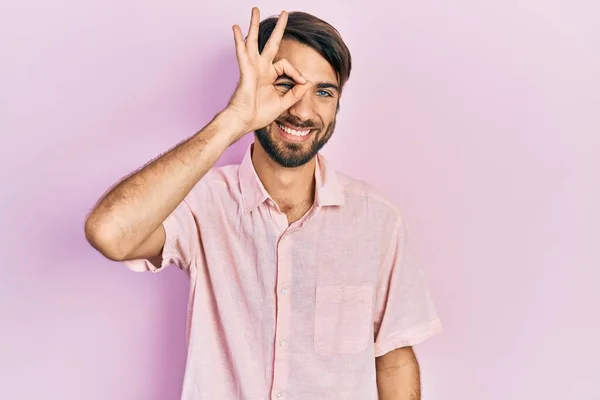 Gündelik Giysiler Giyen Genç Spanyol Adam Gülümsüyor Mutluluktan Gülümsüyor — Stok fotoğraf