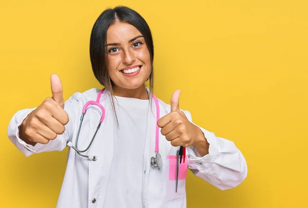 Güzel Spanyol Kadın Doktor Üniforması Giyiyor Steteskop Onaylıyor Elle Olumlu — Stok fotoğraf