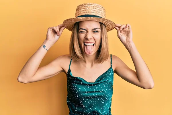 Νεαρή Καυκάσια Ξανθιά Γυναίκα Καλοκαιρινό Καπέλο Βγάζει Γλώσσα Χαρούμενη Αστεία — Φωτογραφία Αρχείου