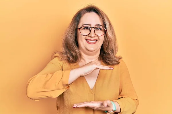 Mujer Caucásica Mediana Edad Que Usa Ropa Casual Gafas Que —  Fotos de Stock