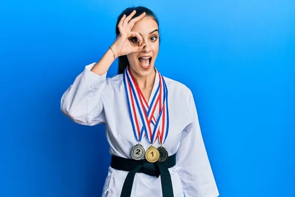 Bela Morena Jovem Mulher Vestindo Karatê Lutador Uniforme Medalhas Sorrindo — Fotografia de Stock