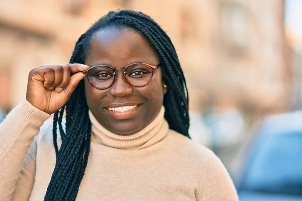 Joven Mujer Afroamericana Sonriendo Feliz Pie Ciudad — Foto de Stock