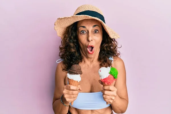 Mujer Hispana Mediana Edad Con Estilo Veraniego Sosteniendo Helado Asustada —  Fotos de Stock