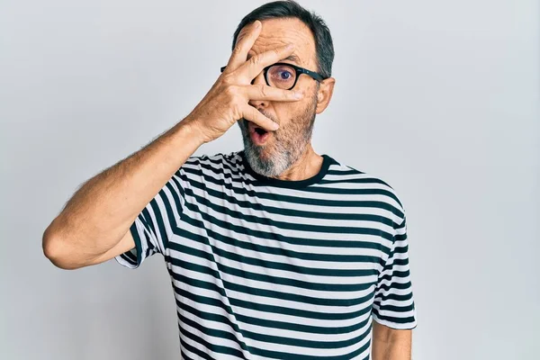 Hispánec Středního Věku Oblečený Neformálním Oblečení Brýlích Vykukuje Šoku Zakrývá — Stock fotografie