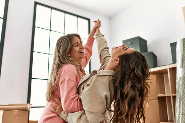 Jovem Casal Bonito Sorrindo Dança Feliz Nova Casa — Fotografia de Stock