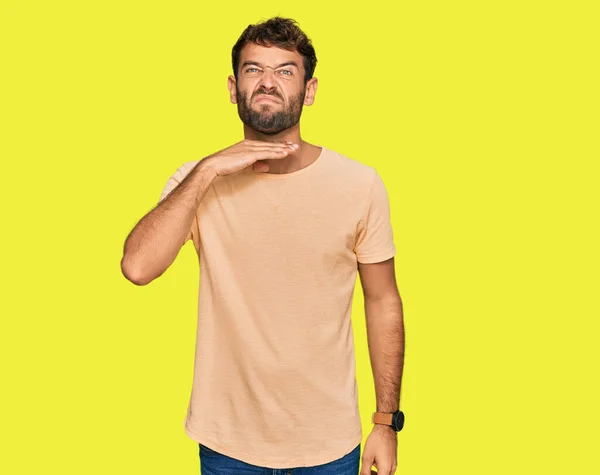 Bonito Jovem Com Barba Vestindo Camiseta Casual Cortando Garganta Com — Fotografia de Stock