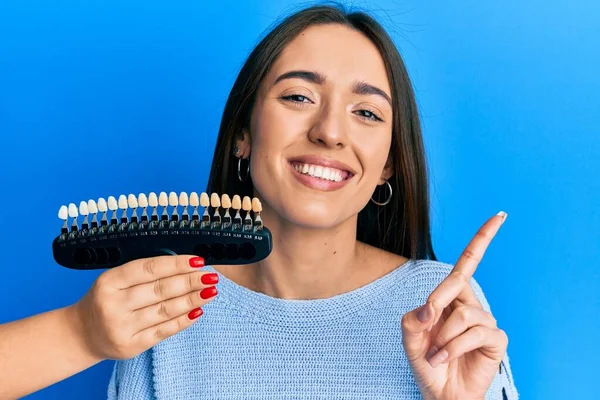 Jong Hispanic Meisje Vergelijken Tanden Bleken Glimlachen Gelukkig Wijzend Met — Stockfoto