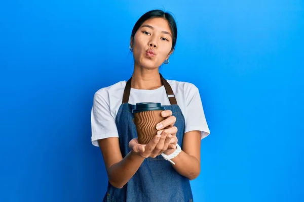 Joven Mujer China Con Delantal Camarero Sosteniendo Una Taza Café —  Fotos de Stock