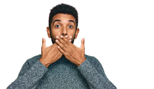 Ung Afrikansk Amerikansk Man Klädd Vardagskläder Chockad Täcka Mun Med — Stockfoto