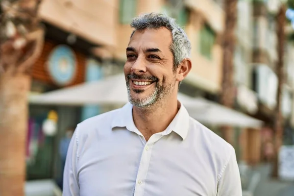 Hombre Pelo Gris Mediana Edad Sonriendo Feliz Pie Ciudad — Foto de Stock