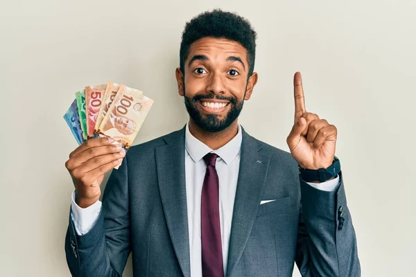 Hombre Negocios Hispano Guapo Con Barba Sosteniendo Dólares Canadienses Sonriendo — Foto de Stock