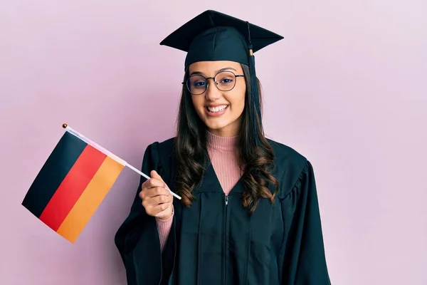 Junge Hispanische Frau Uniform Mit Deutschlandfahne Positiver Und Glücklicher Miene — Stockfoto