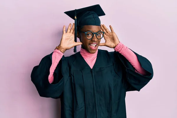 Νεαρή Αφρο Αμερικανίδα Που Φοράει Καπέλο Αποφοίτησης Και Επίσημη Ρόμπα — Φωτογραφία Αρχείου