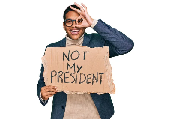 Junger Gutaussehender Hispanischer Mann Der Nicht Mein Präsident Protestbanner Hält — Stockfoto