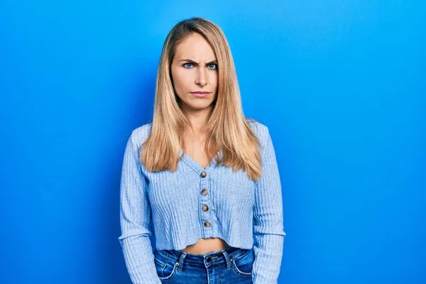 Jonge Blanke Vrouw Draagt Nonchalante Kleding Sceptisch Nerveus Fronsend Van — Stockfoto