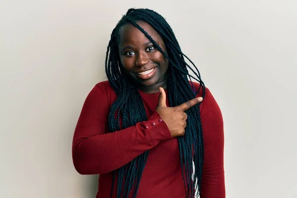 Joven Mujer Negra Con Trenzas Vestida Con Ropa Casual Sonriendo — Foto de Stock