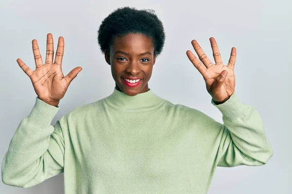 Jovem Afro Americana Vestindo Roupas Casuais Mostrando Apontando Para Cima — Fotografia de Stock