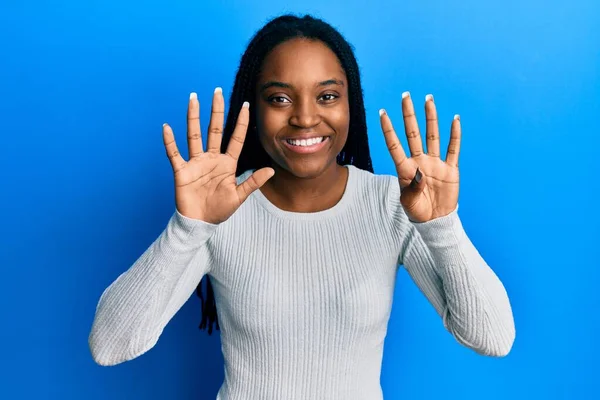 Afrikaans Amerikaanse Vrouw Met Gevlochten Haar Dragen Casual Witte Trui — Stockfoto