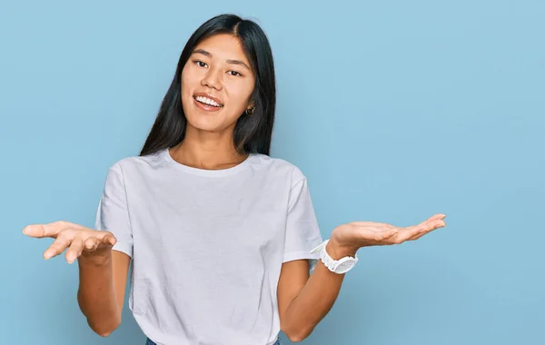 Mooie Jonge Aziatische Vrouw Dragen Casual Wit Shirt Glimlachend Vrolijk — Stockfoto