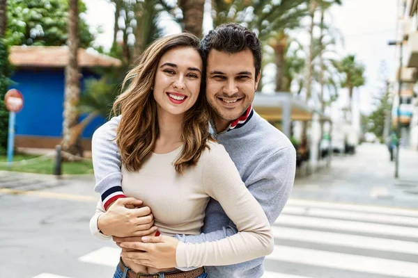 Una Joven Pareja Hispana Abrazándose Amor Ciudad Novia Novio Juntos — Foto de Stock