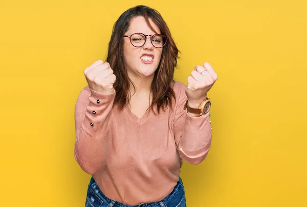 Jonge Size Vrouw Casual Kleding Bril Boos Gek Opvoeden Vuisten — Stockfoto