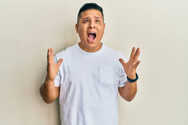 Young Latin Man Wearing Casual White Shirt Crazy Mad Shouting — Stock Photo, Image