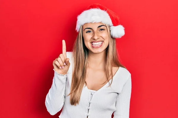 Schöne Hispanische Frau Trägt Weihnachtsmütze Und Zeigt Mit Finger Nummer — Stockfoto