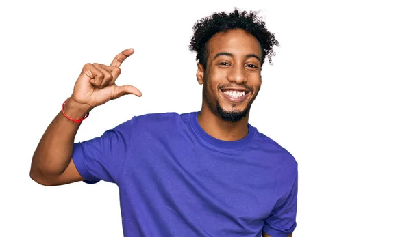 Jovem Afro Americano Com Barba Vestindo Camiseta Roxa Casual Sorrindo — Fotografia de Stock