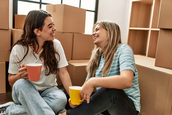 Pareja Joven Sonriendo Feliz Bebiendo Taza Café Casa Nueva —  Fotos de Stock