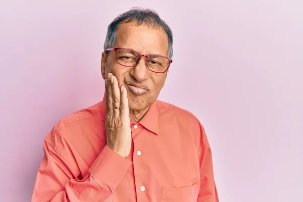 Medelålders Indian Man Bär Casual Kläder Och Glasögon Röra Munnen — Stockfoto