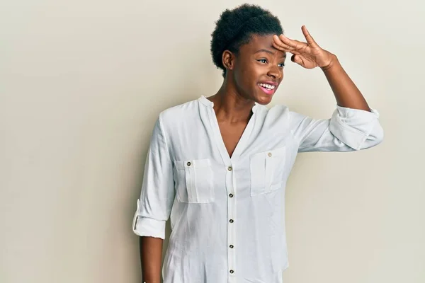 Jong Afrikaans Amerikaans Meisje Draagt Casual Kleding Erg Blij Glimlachend — Stockfoto