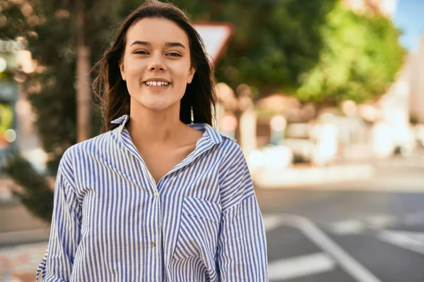 Junges Hispanisches Mädchen Lächelt Glücklich Der Stadt — Stockfoto