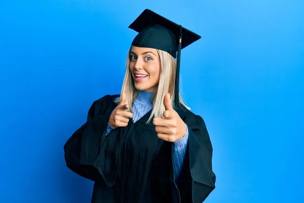 Vacker Blond Kvinna Bär Examen Mössa Och Ceremoni Mantel Peka — Stockfoto