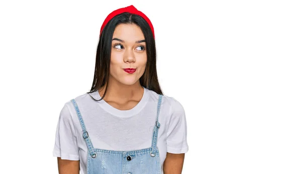 Ung Spansktalende Pige Iført Afslappet Tøj Smilende Ser Til Siden - Stock-foto