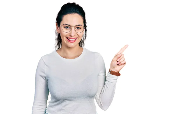 Молода Іспаномовна Жінка Вказує Пальцями Бік Посміхаючись Щасливою Холодною Посмішкою — стокове фото