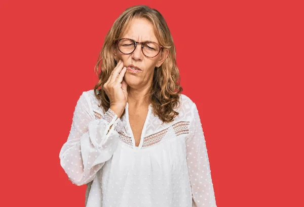 Orta Yaşlı Beyaz Gömlek Giyen Gözlüklü Bir Kadın Diş Ağrısı — Stok fotoğraf