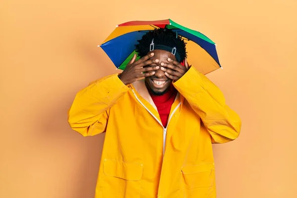 Молодой Африканский Американец Жёлтом Плаще Закрытыми Глазами Улыбкой Руках Веселый — стоковое фото